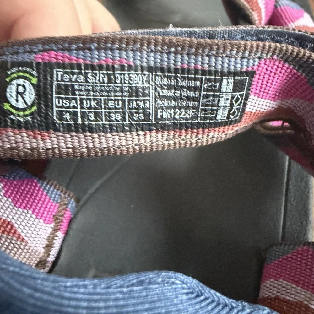 Teva Women's Girls Hurricane XLT2 Sport Hiking Sandals 1019390Y SIZE 4 Pink Blue